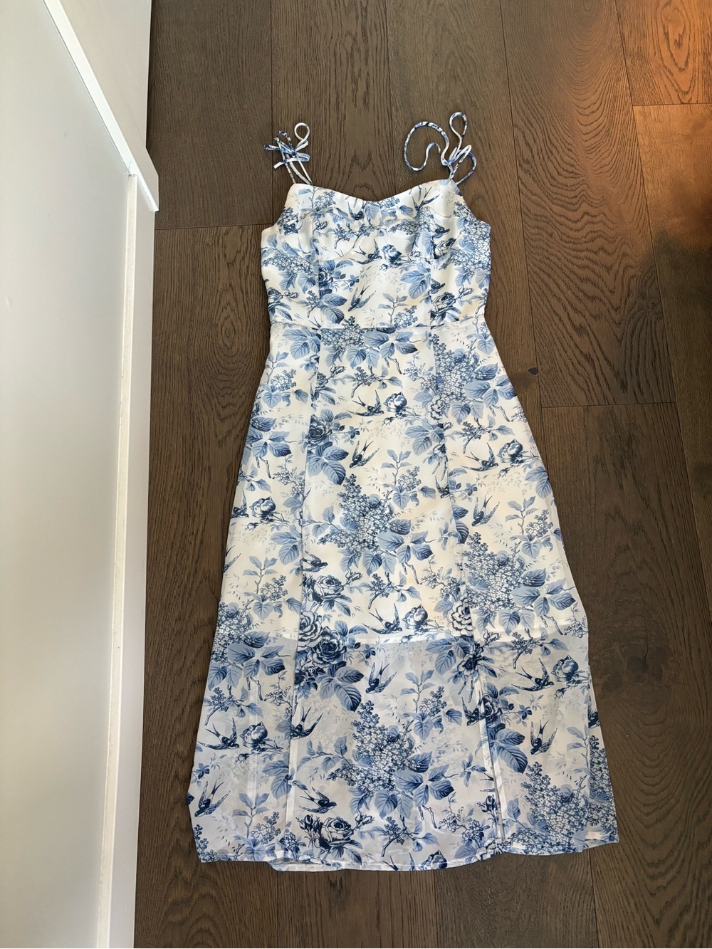 Commense Blue and White Blue Porcelain Floral Tie-Strap Midi Dress
